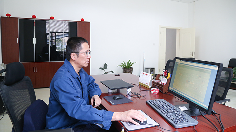 肖云通過(guò)在線檢測(cè)系統(tǒng)，分析選礦生產(chǎn)數(shù)據(jù).JPG